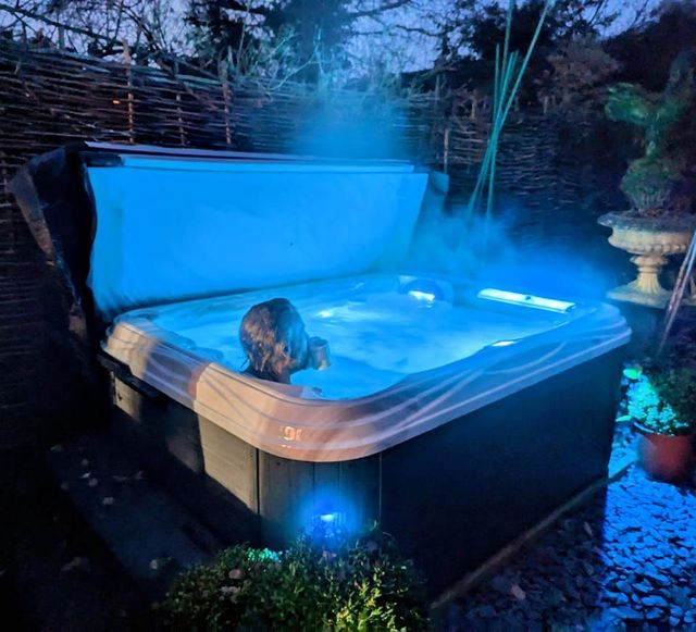 Island Spas Santa Cruz hot tub near Ascot Berks